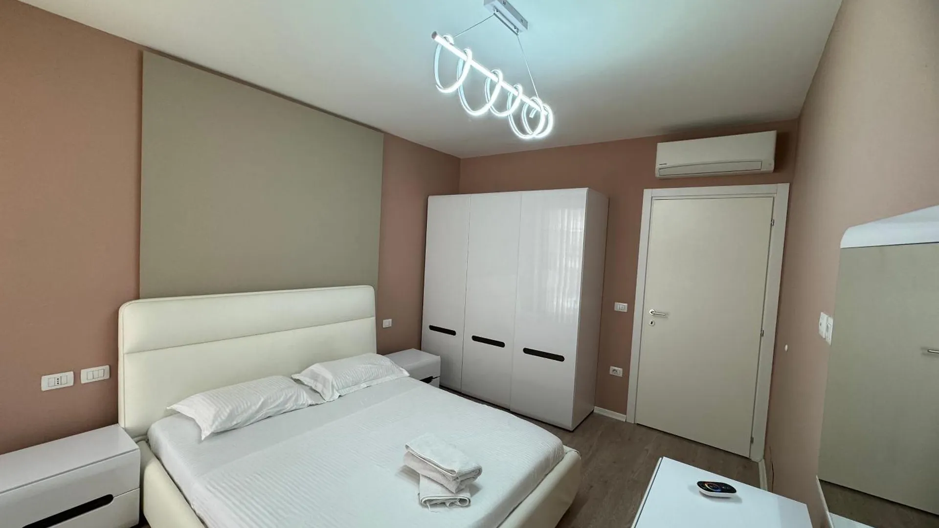 Sam'S Apartments 2 - ティラナ